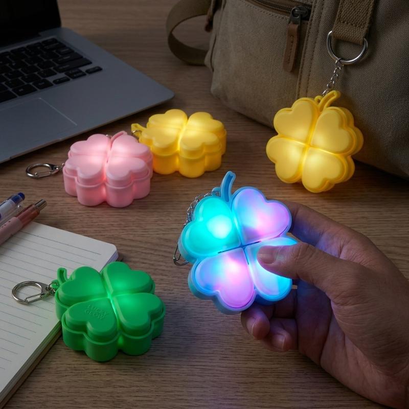 Kid Toys Ads - 【AD】幸運の四つ葉のクローバー LEDライトアップキーホルダー クリック可能なボタン ストレス解消おもちゃ バックパックペンダント パーティーギフト